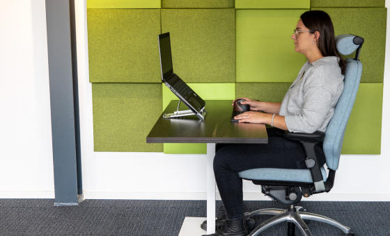 Ergonomisch werken met een zit-sta bureau en laptopstandaard