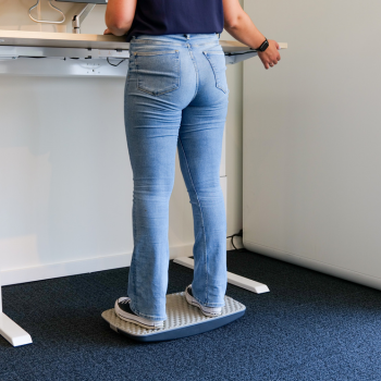 Staand werken met een balansbord aan een zit-sta bureau