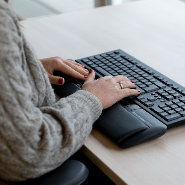 Ergonomisch werken met de Mousetrapper muis en toetsenbord; ideaal om RSI-klachten te verminderen en een gezonde werkhouding te bevorderen